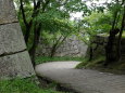 丸亀城の石垣と道