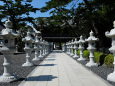誕生寺の並ぶ灯籠