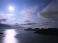 月光に光る瀬戸内海の夜景