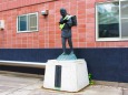街中の小学校に立つ二宮尊徳像