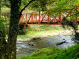 上流の赤い橋