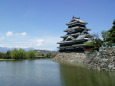 松本城とその横に常念岳