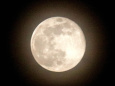 春霞にかすむ満月