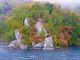 霧の中禅寺湖 浮かび上がる紅葉