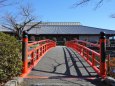 掛川市立図書館と赤い橋