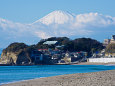 腰越の町と富士山