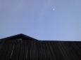 垣根と屋根と月