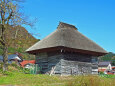 山里の茅葺き小屋