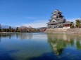 国宝松本城と緑の湖面