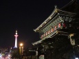 春の夜の東本願寺と京都タワー