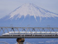 夕暮れ時の富士山と新幹線