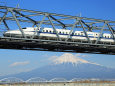 鉄橋を渡る新幹線と富士山