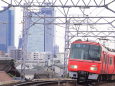 名駅ビル街と赤い電車