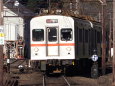 家山駅を出発するステンレス電車