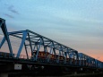 夕暮れの多摩川鉄橋を渡る