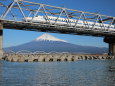 富士山の頭上を走る新幹線
