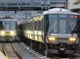 島本駅にて並ぶ223系と221系