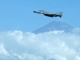 富士山上空を飛ぶ戦闘機