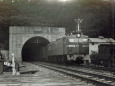 北陸トンネルを出るEF70～1963年