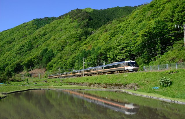 新緑の中央西線を走る特急しなの