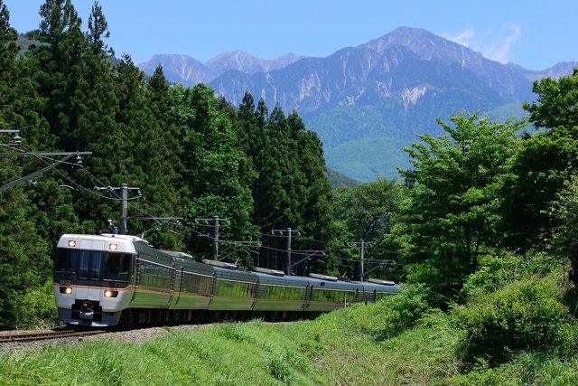 空木岳と特急しなの383系