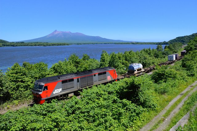 蝦夷駒ケ岳と小沼とDF200貨物