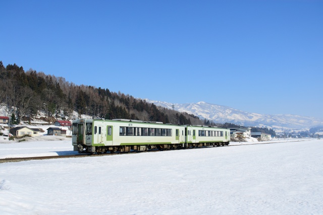 雪晴れの飯山線を行くキハ110系