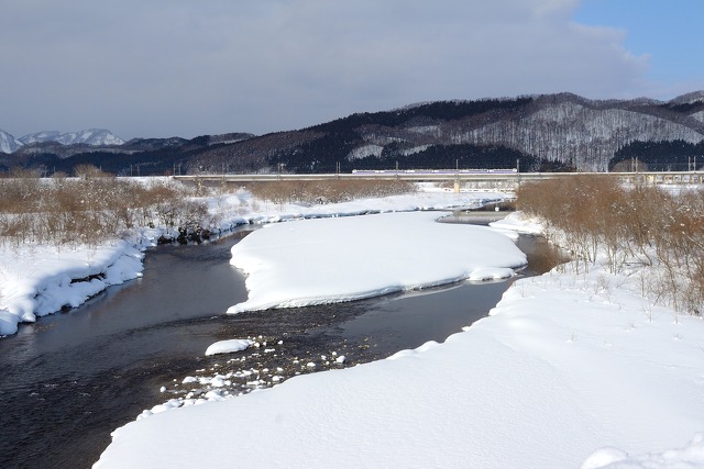 雪景色の川と485系