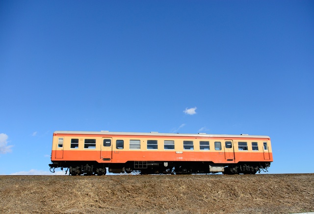 青空と国鉄色気動車