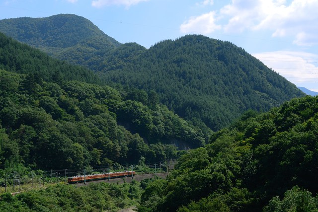 山間を行く湘南色115系