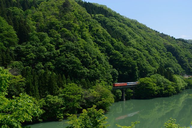 阿賀野川沿いを行く気動車