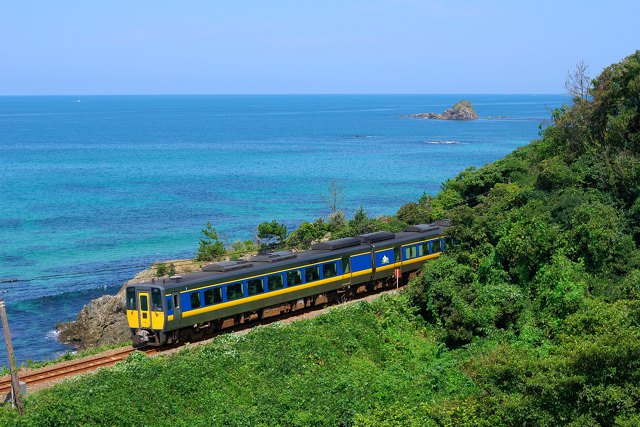 山陰の青い海と特急スーパーおき