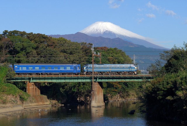 懐古 富士山とブルートレイン