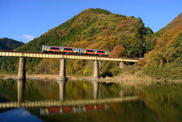 紅葉の水郡線を行くキハE130