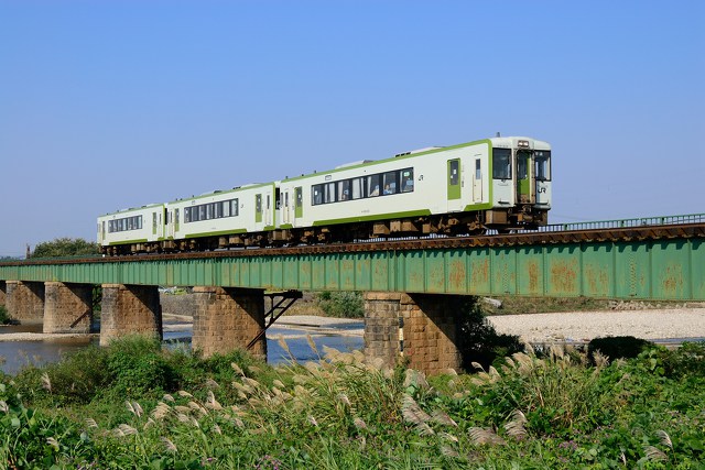 鉄橋を渡るキハ110系