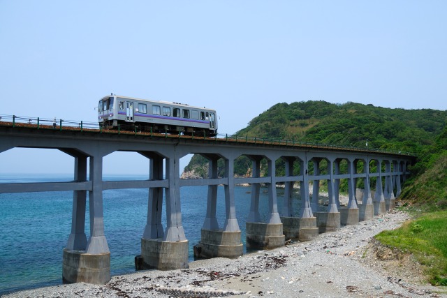 海と鉄橋とキハ120