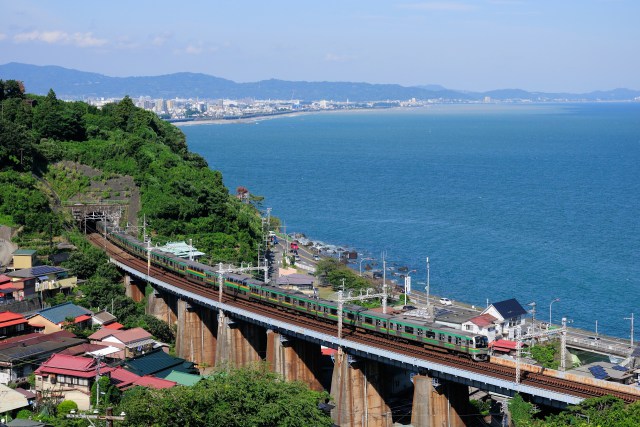 海とE217系電車