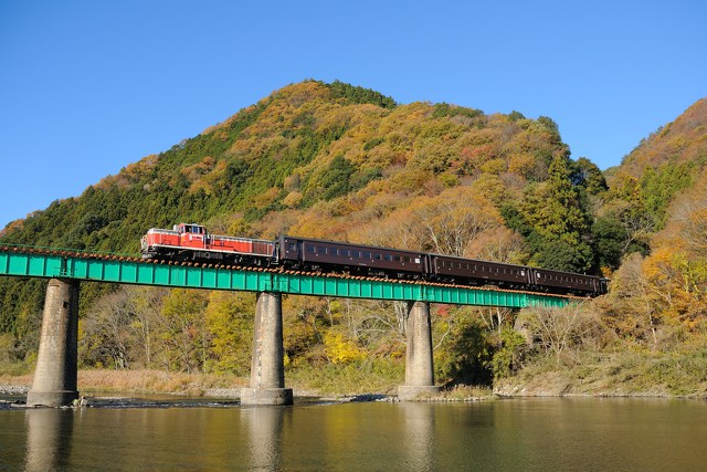 紅葉の水郡線を行くDE10+旧客