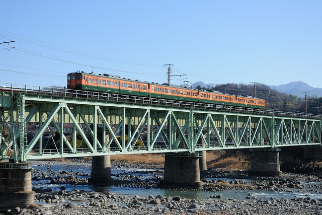 大正橋を行く湘南色115系