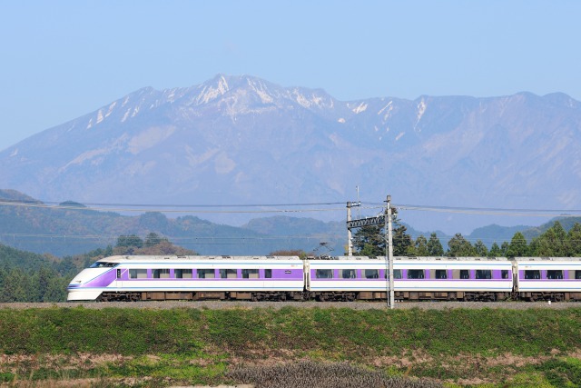 冠雪の山と東武スペーシア100系