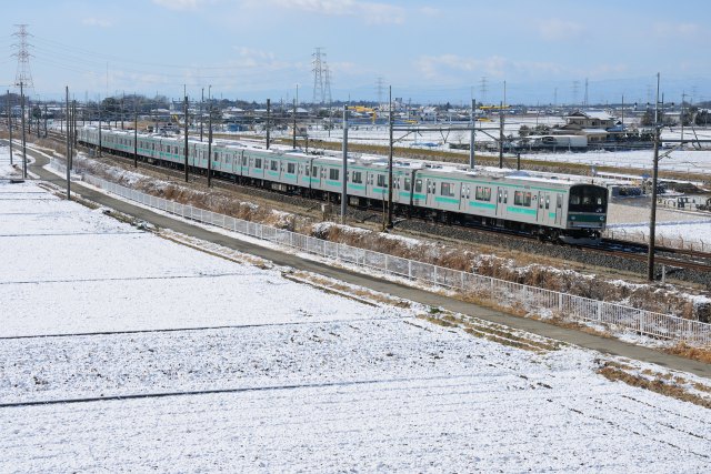 雪景色の宇都宮線を行く205系