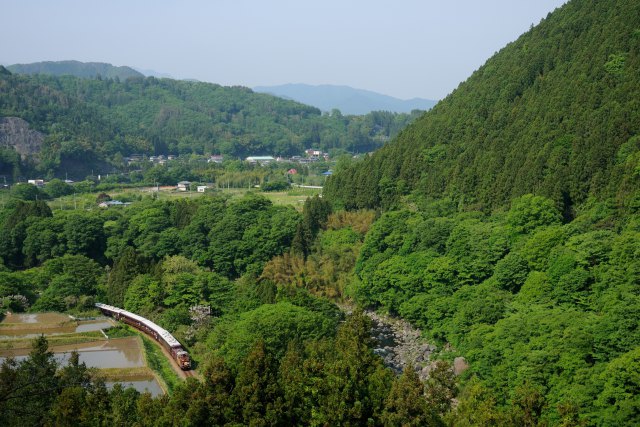 新緑の渡良瀬渓谷を行く