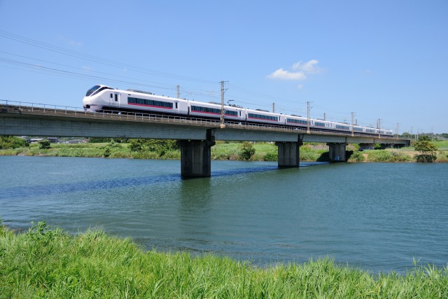 那珂川橋梁を行くE657系