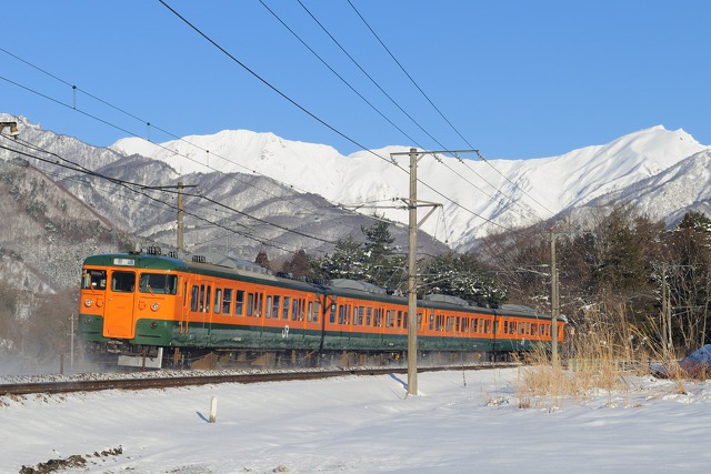 雪の谷川岳と湘南色115系