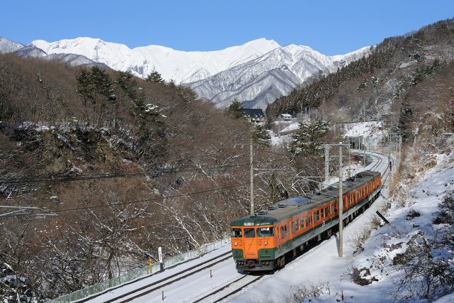 雪の谷川岳と湘南色115系