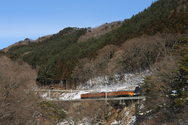 諏訪峡を行く湘南色115系