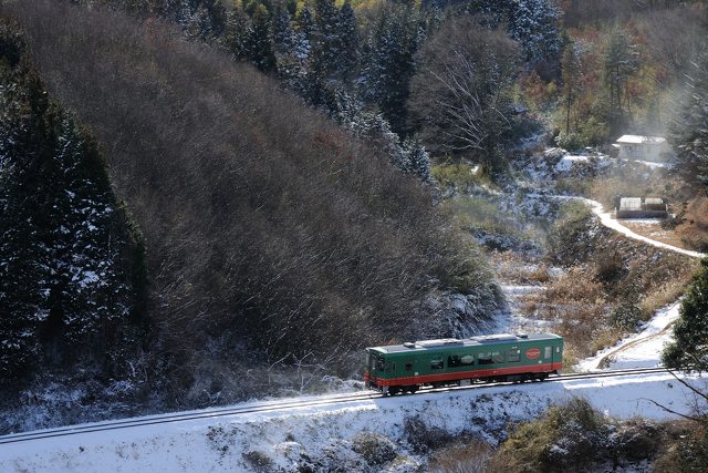 雪の残る峠道を行くモオカ14形