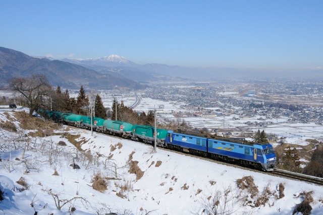 雪の善光寺平とEH200貨物