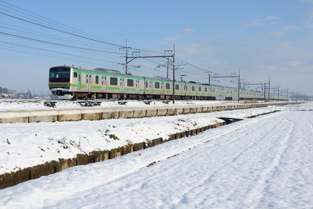 雪景色の東北本線を行くE231系