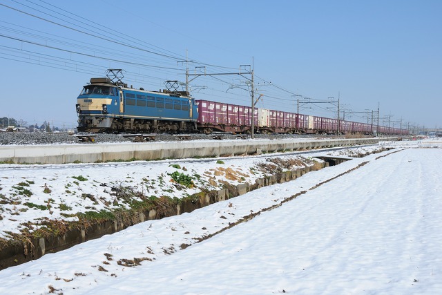 雪景色を行くEF66 21貨物列車